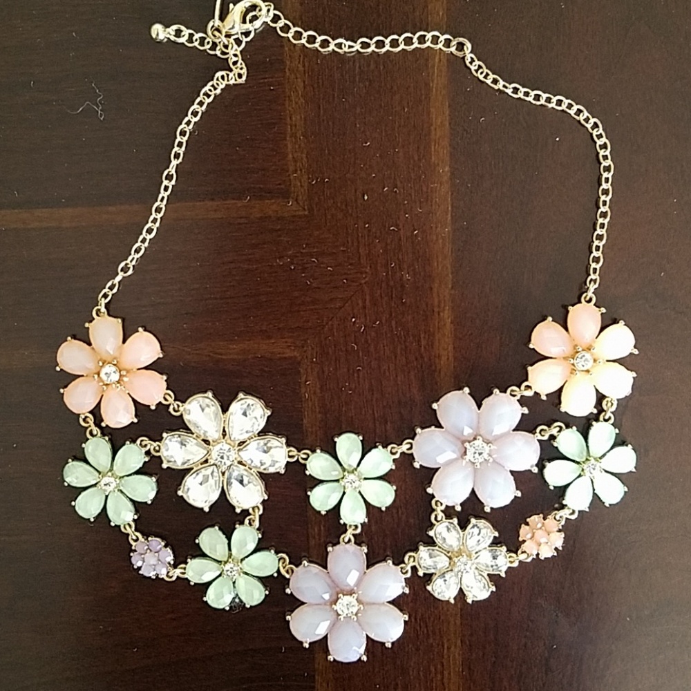 Flower collar necklace